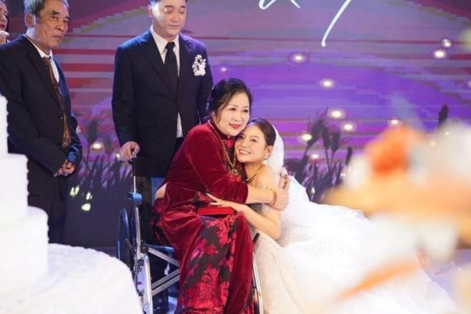 Mẹ ca sĩ Yanbi đi xe lăn lên lễ đường trao sính lễ cho con dâu-10