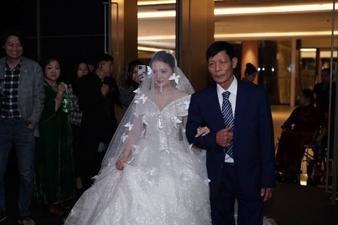 Mẹ ca sĩ Yanbi đi xe lăn lên lễ đường trao sính lễ cho con dâu-3