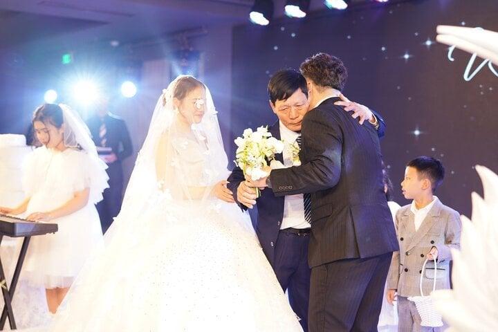 Mẹ ca sĩ Yanbi đi xe lăn lên lễ đường trao sính lễ cho con dâu-4