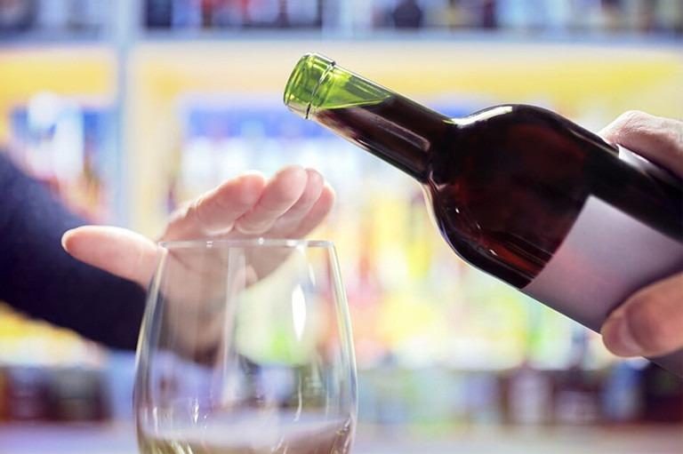 Độ tuổi nên ngừng uống rượu hoàn toàn để tránh hủy hoại não-1