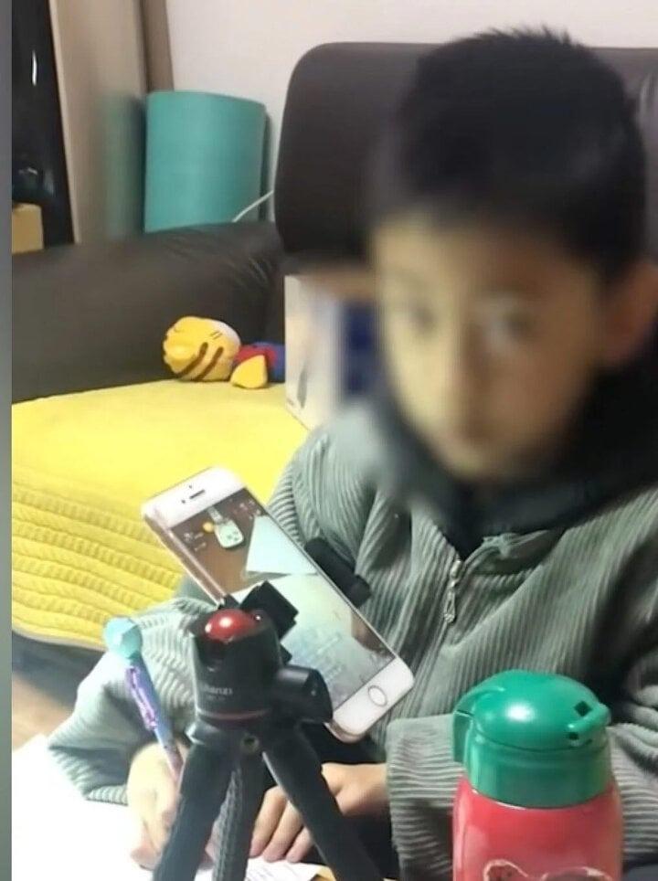 Con lười làm bài tập về nhà, mẹ livestream nhờ dân mạng giám sát-1