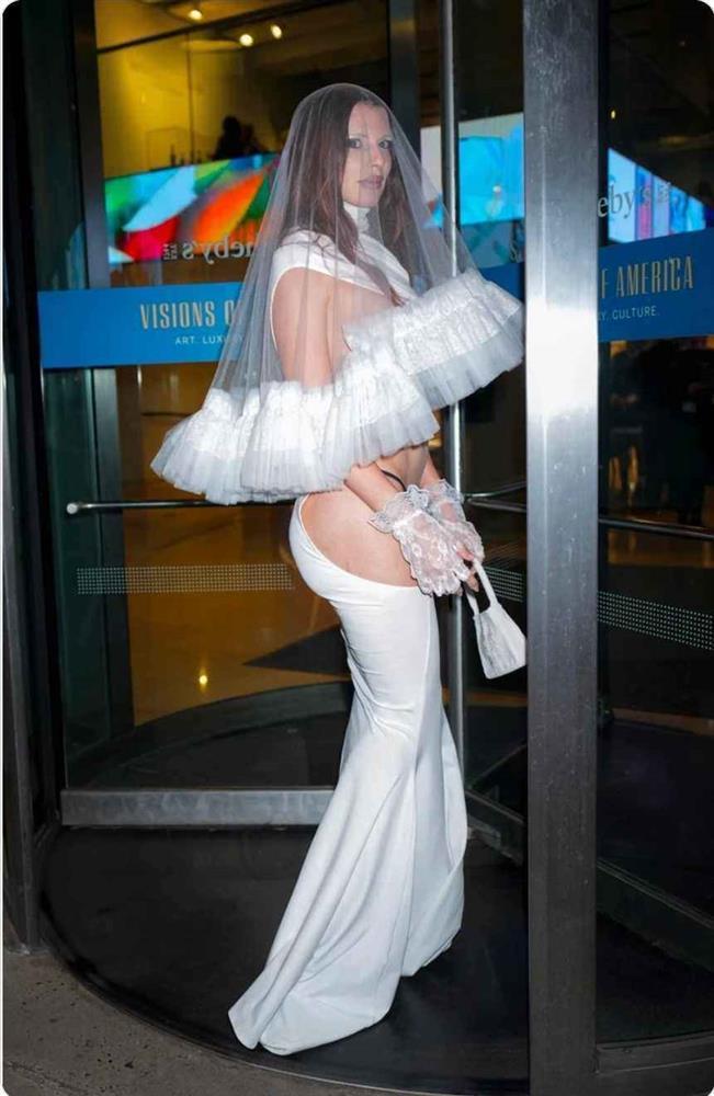 Nữ diễn viên mặc đồ cưới kiệm vải kém duyên, bị chỉ trích khi muốn nổi tiếng bất chấp-1