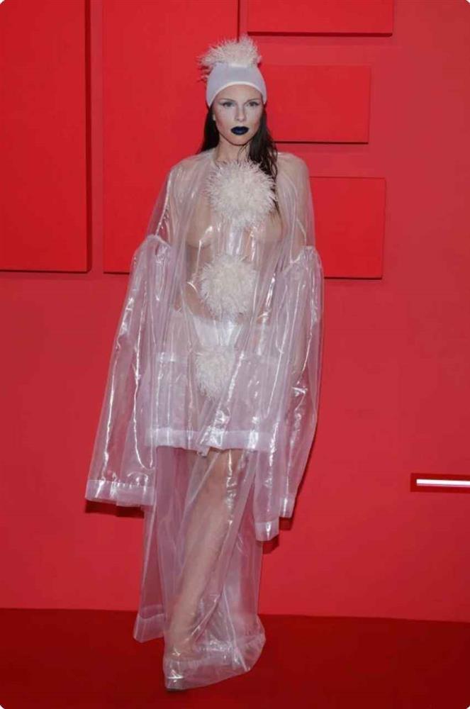 Nữ diễn viên mặc đồ cưới kiệm vải kém duyên, bị chỉ trích khi muốn nổi tiếng bất chấp-2