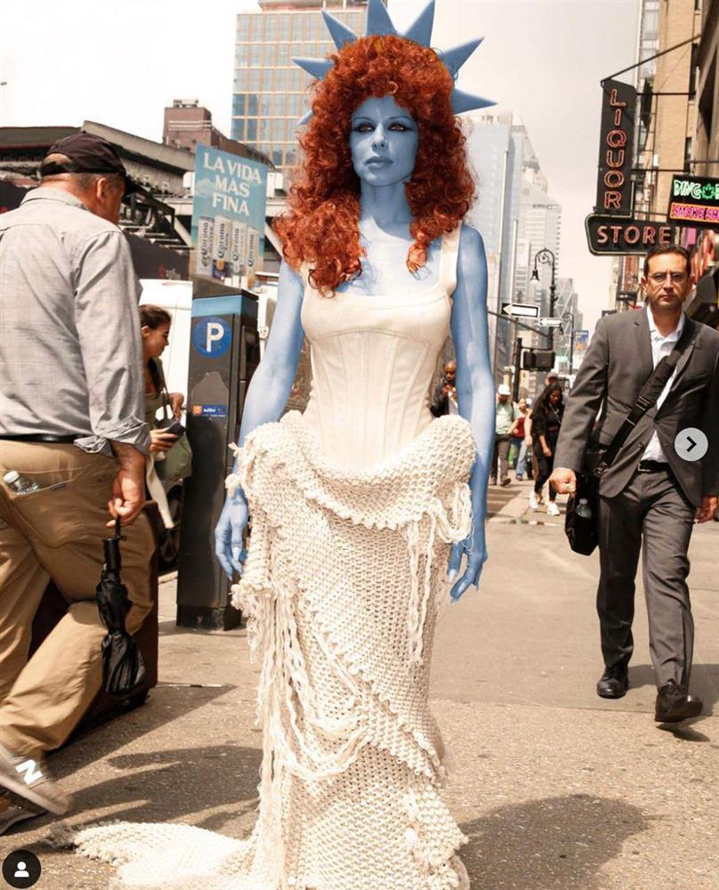 Nữ diễn viên mặc đồ cưới kiệm vải kém duyên, bị chỉ trích khi muốn nổi tiếng bất chấp-4