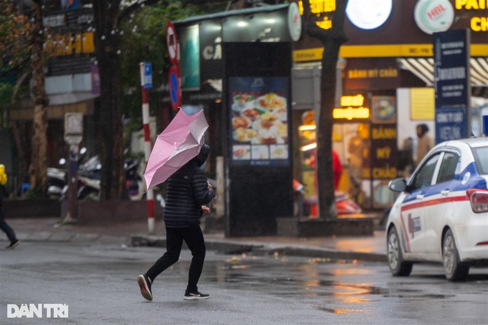 Người Hà Nội chật vật đi làm dưới trời mưa rét 12 độ C-10