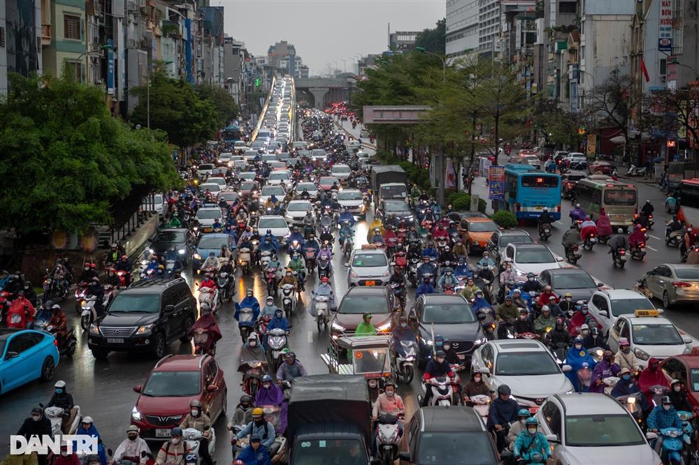 Người Hà Nội chật vật đi làm dưới trời mưa rét 12 độ C-2