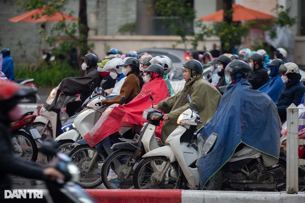 Người Hà Nội chật vật đi làm dưới trời mưa rét 12 độ C-4