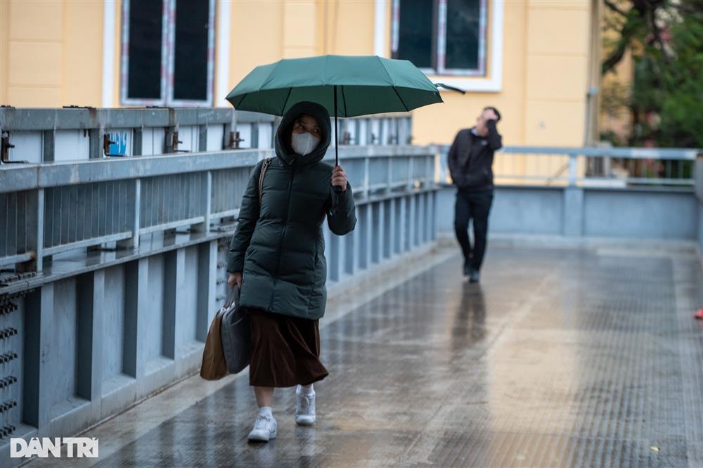 Người Hà Nội chật vật đi làm dưới trời mưa rét 12 độ C-7