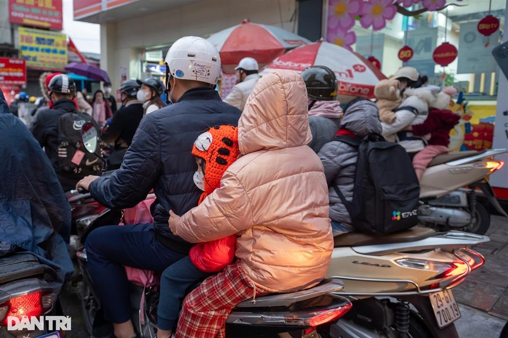 Người Hà Nội chật vật đi làm dưới trời mưa rét 12 độ C-8