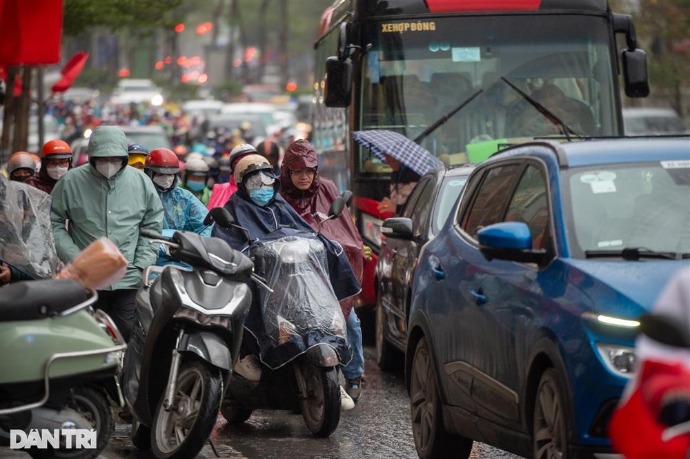 Người Hà Nội chật vật đi làm dưới trời mưa rét 12 độ C-9