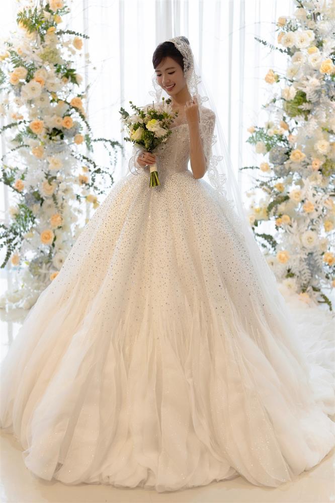 Diễn viên Ngọc Huyền diện 4 chiếc váy cưới, giá 271 triệu đồng-2