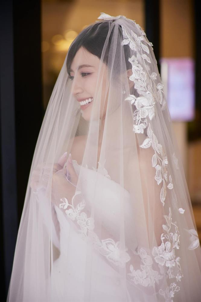 Diễn viên Ngọc Huyền diện 4 chiếc váy cưới, giá 271 triệu đồng-4