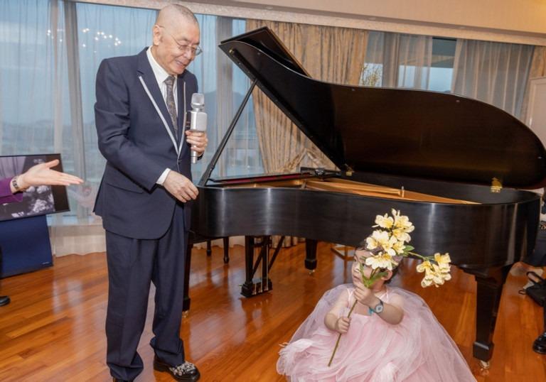 Nghệ sĩ Lưu Thi Côn 85 tuổi lần đầu khoe con trai 3 tháng tuổi-2