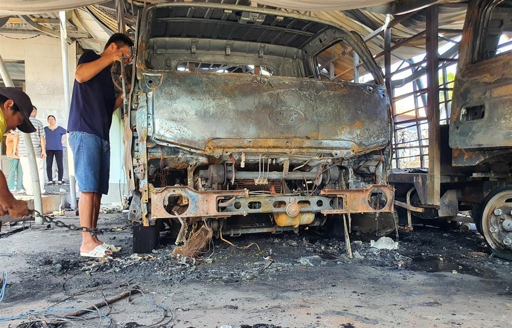 Hai ô tô bị thiêu rụi trong căn nhà vắng chủ ở Long An-2