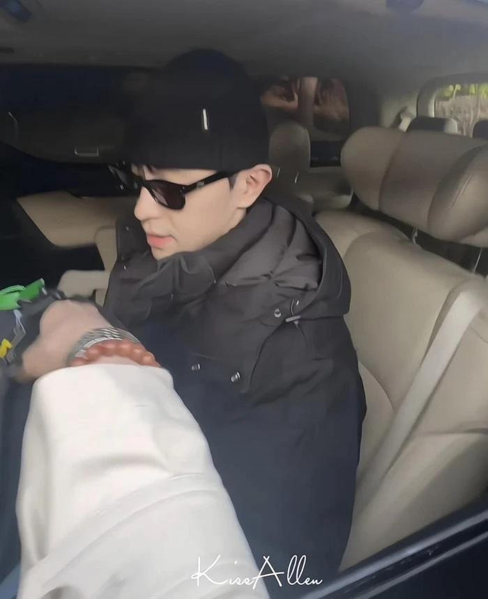 Dù bị phong sát, Đặng Luân vẫn gây bão mạng, nhất là khoảnh khắc thân thiết bên 1 người đặc biệt-4