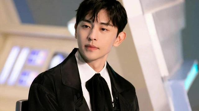 Dù bị phong sát, Đặng Luân vẫn gây bão mạng, nhất là khoảnh khắc thân thiết bên 1 người đặc biệt-8