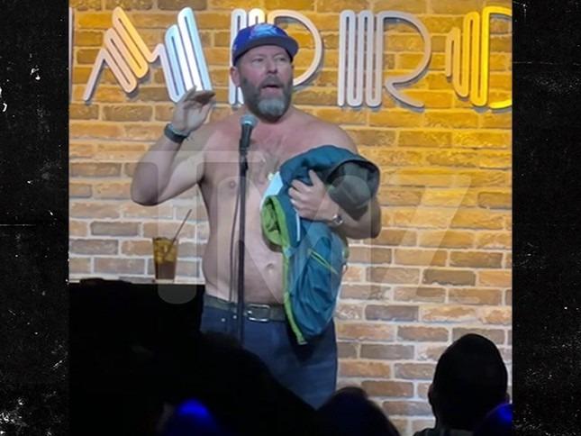 Nữ diễn viên hài gây sốc trên sân khấu-1