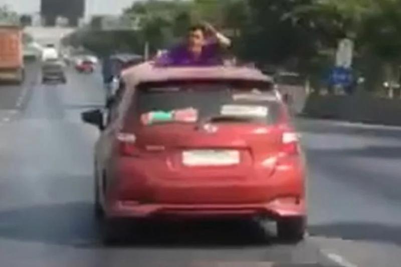 Phát hiện vợ ngoại tình ngay trong ô tô, người đàn ông tức giận nhảy lên kính chắn gió khi xe đang đi trên đường-1