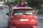 Phát hiện vợ ngoại tình ngay trong ô tô, người đàn ông tức giận nhảy lên kính chắn gió khi xe đang đi trên đường