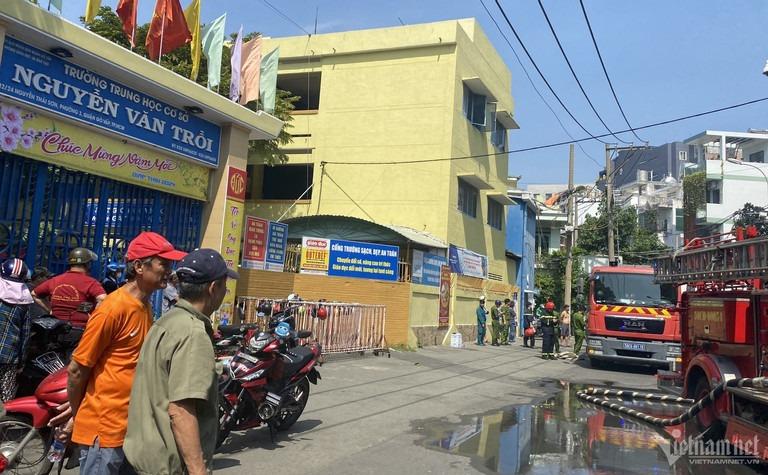 Cháy công ty trang sức ở TP.HCM, hàng chục người tháo chạy-3