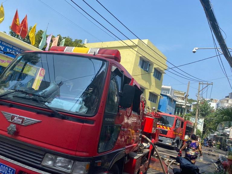 Cháy công ty trang sức ở TP.HCM, hàng chục người tháo chạy-2