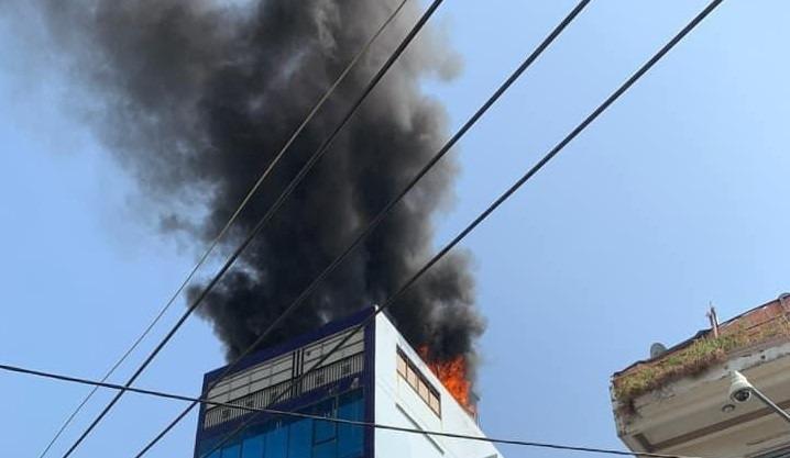 Cháy công ty trang sức ở TP.HCM, hàng chục người tháo chạy-1