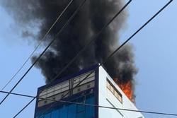 Cháy công ty trang sức ở TP.HCM, hàng chục người tháo chạy