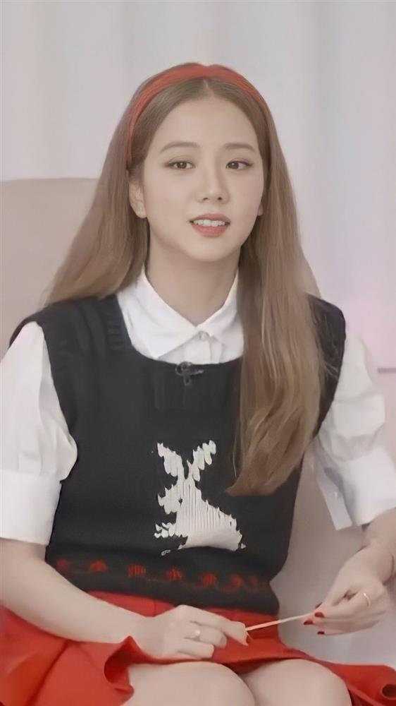 Bên cạnh váy áo, còn có 5 món phụ kiện màu đỏ mà bạn nên chuẩn bị cho Tết này-1