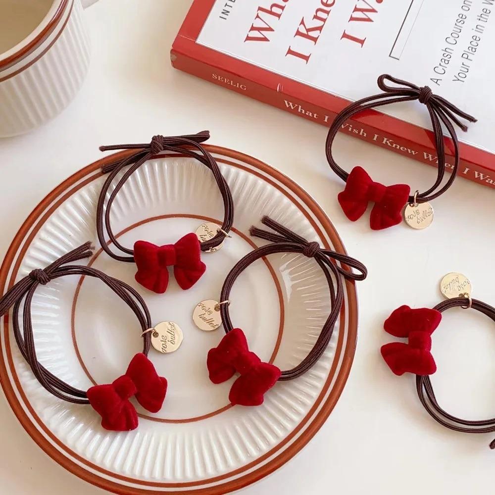 Bên cạnh váy áo, còn có 5 món phụ kiện màu đỏ mà bạn nên chuẩn bị cho Tết này-2