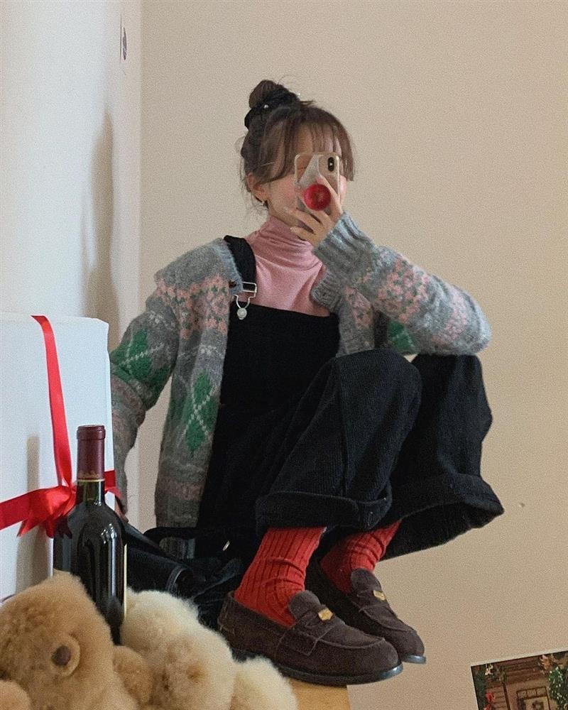 Bên cạnh váy áo, còn có 5 món phụ kiện màu đỏ mà bạn nên chuẩn bị cho Tết này-3