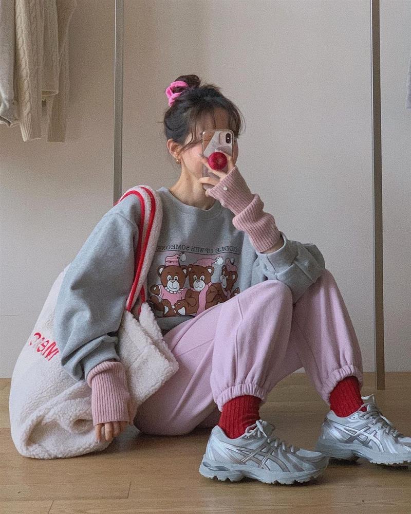 Bên cạnh váy áo, còn có 5 món phụ kiện màu đỏ mà bạn nên chuẩn bị cho Tết này-4