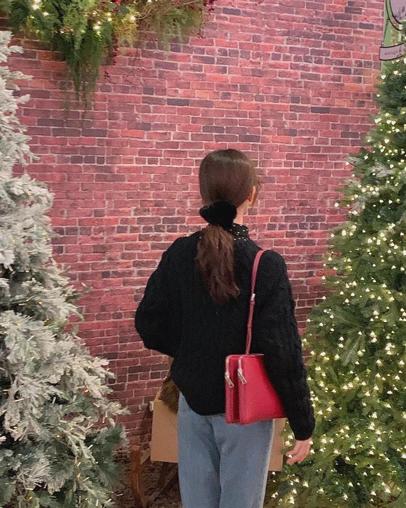 Bên cạnh váy áo, còn có 5 món phụ kiện màu đỏ mà bạn nên chuẩn bị cho Tết này-5