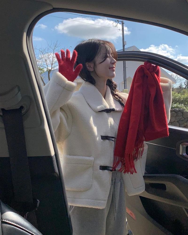 Bên cạnh váy áo, còn có 5 món phụ kiện màu đỏ mà bạn nên chuẩn bị cho Tết này-9