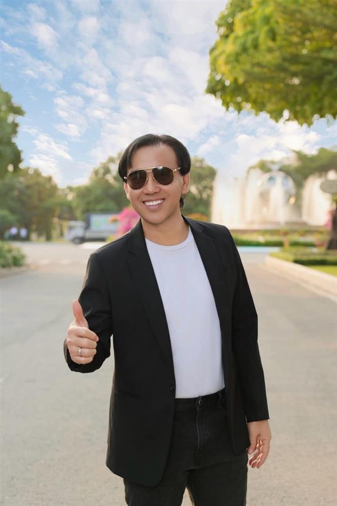 MC Quyền Linh chán dép tổ ong, lên đồ với phụ kiện mới khiến cư dân mạng ngỡ công tử Bạc Liêu-1