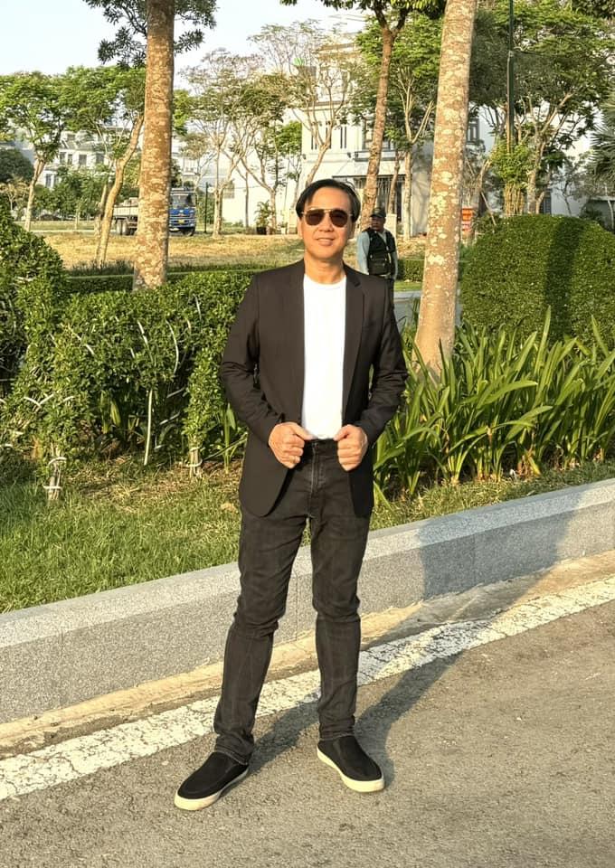 MC Quyền Linh chán dép tổ ong, lên đồ với phụ kiện mới khiến cư dân mạng ngỡ công tử Bạc Liêu-2