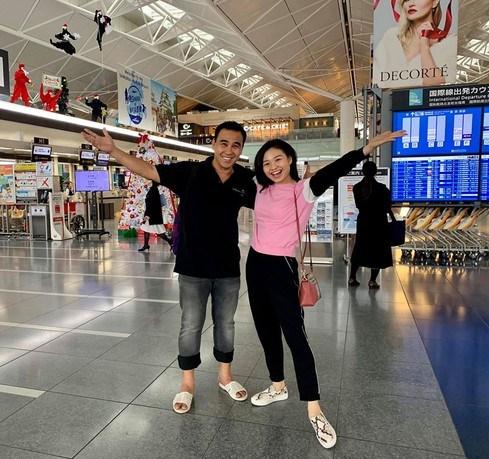 MC Quyền Linh chán dép tổ ong, lên đồ với phụ kiện mới khiến cư dân mạng ngỡ công tử Bạc Liêu-5