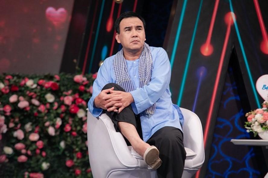 MC Quyền Linh chán dép tổ ong, lên đồ với phụ kiện mới khiến cư dân mạng ngỡ công tử Bạc Liêu-7