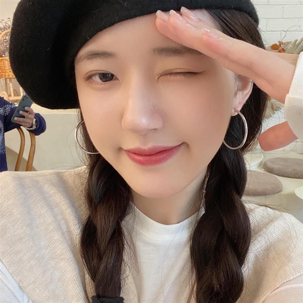 Chỉ với một phụ kiện, nhan sắc Triệu Lộ Tư thăng hạng trông thấy-1