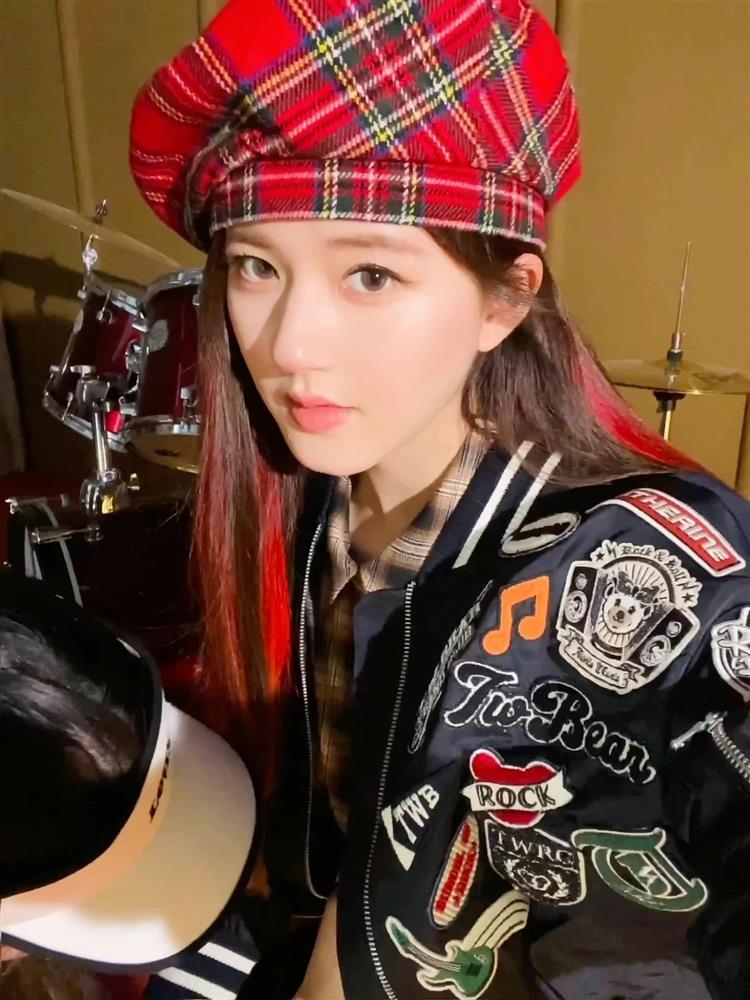 Chỉ với một phụ kiện, nhan sắc Triệu Lộ Tư thăng hạng trông thấy-2