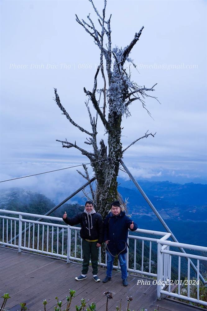 Du khách bất chấp lạnh -6 độ C đổ lên Phia Oắc, Cao Bằng ngắm băng giá phủ trắng-2