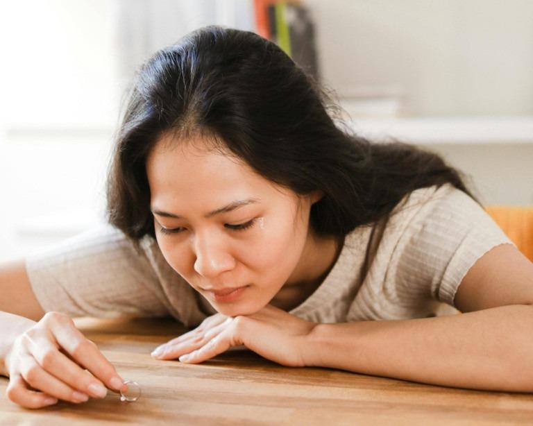 Chồng đi làm ăn xa, gửi về hộp quà, tôi mở ra suýt ngất-1