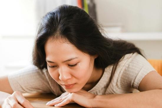 Chồng đi làm ăn xa, gửi về hộp quà, tôi mở ra suýt ngất