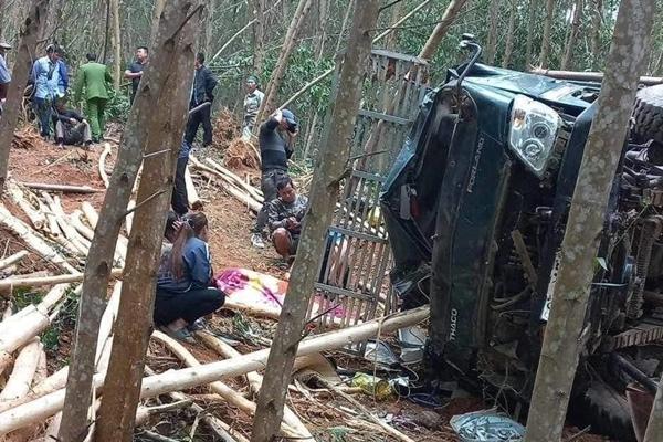 Cận cảnh hiện trường vụ xe khách lao xuống vực ở cao tốc La Sơn – Túy Loan-15