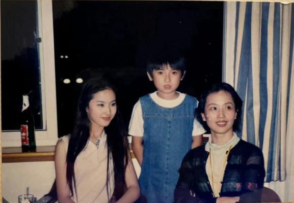 Loạt ảnh thuở 16 của Lưu Diệc Phi bất ngờ được đào lại, ngay lập tức leo top hot search-1