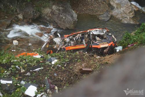 Cận cảnh hiện trường vụ xe khách lao xuống vực ở cao tốc La Sơn – Túy Loan-4