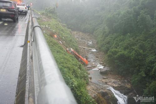 Cận cảnh hiện trường vụ xe khách lao xuống vực ở cao tốc La Sơn – Túy Loan-5