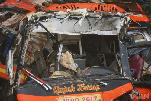 Cận cảnh hiện trường vụ xe khách lao xuống vực ở cao tốc La Sơn – Túy Loan-6