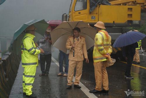 Cận cảnh hiện trường vụ xe khách lao xuống vực ở cao tốc La Sơn – Túy Loan-7