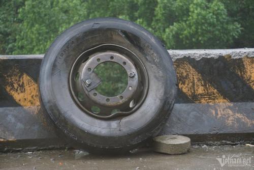 Cận cảnh hiện trường vụ xe khách lao xuống vực ở cao tốc La Sơn – Túy Loan-9