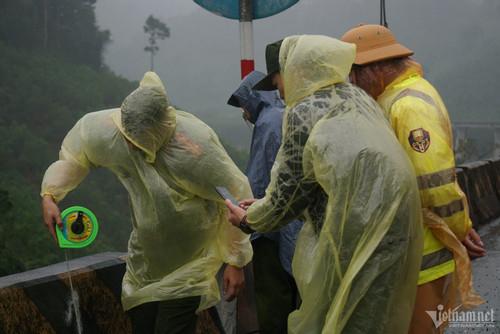 Cận cảnh hiện trường vụ xe khách lao xuống vực ở cao tốc La Sơn – Túy Loan-12